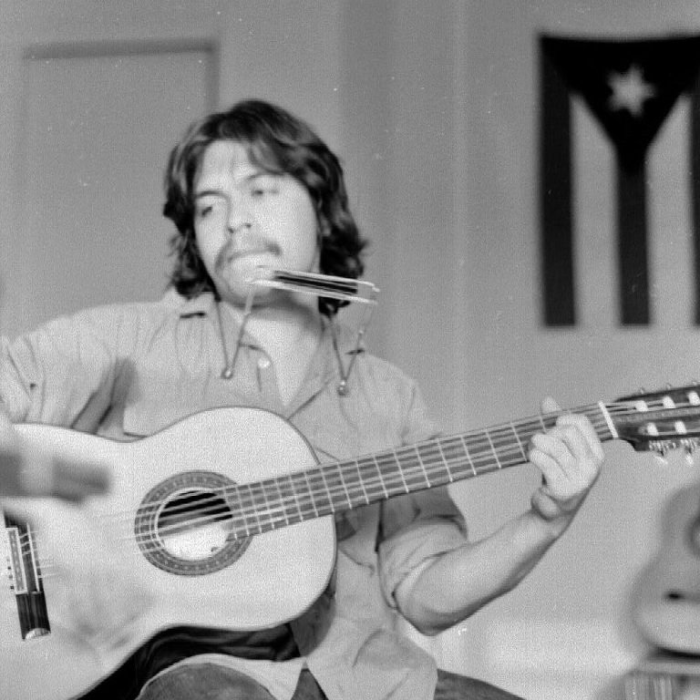 Pol sings "Nueva Trova" in the 70's...